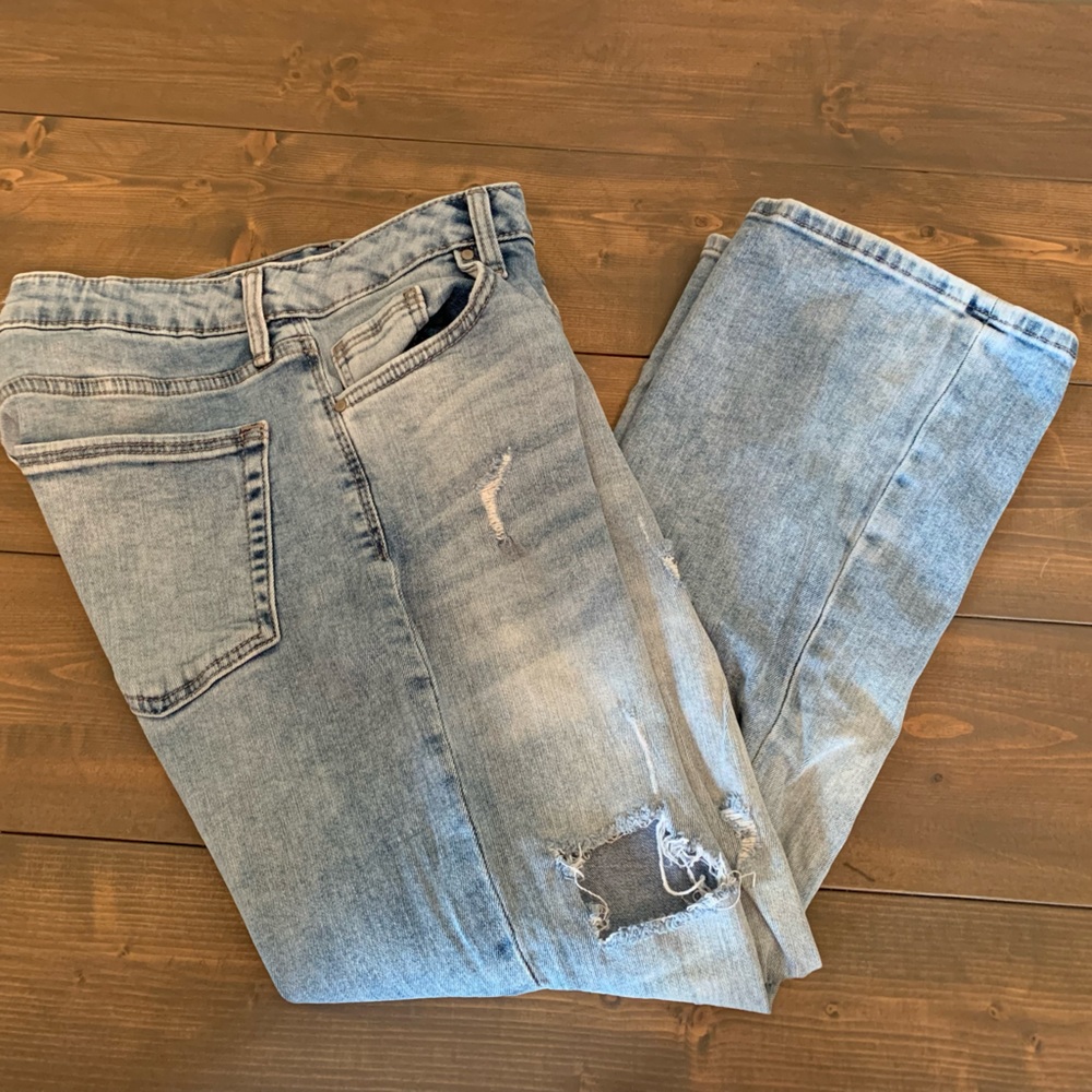 Forever 21 cropped weathered jeans with flared bottoms. Stretch material. Comfy